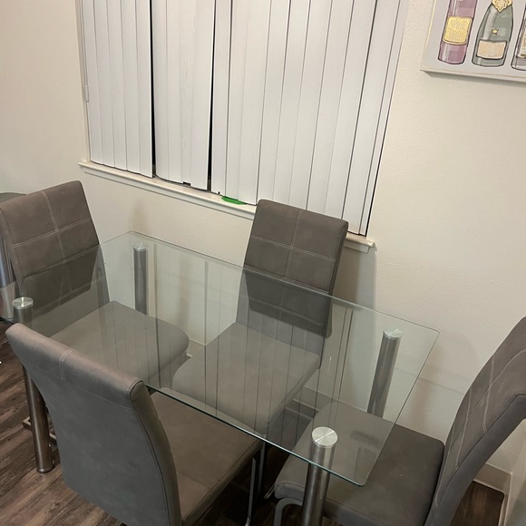 Brand new table with chairs - Picture 4 of 7